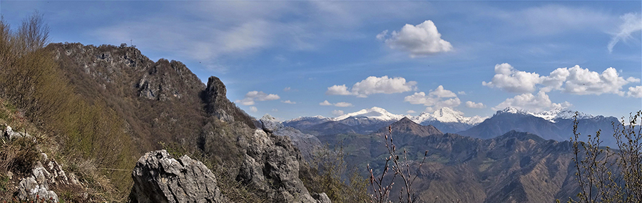 Vista panoramica dalle roccette verso la fine della linea tagliafuoco erso lo Zucco e la Val Serina con i suoi monti, alcuni ancora innevati